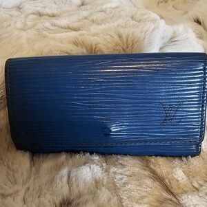 Louis Vuitton Multiclés Key Holder crafted from blue Epi leather. 